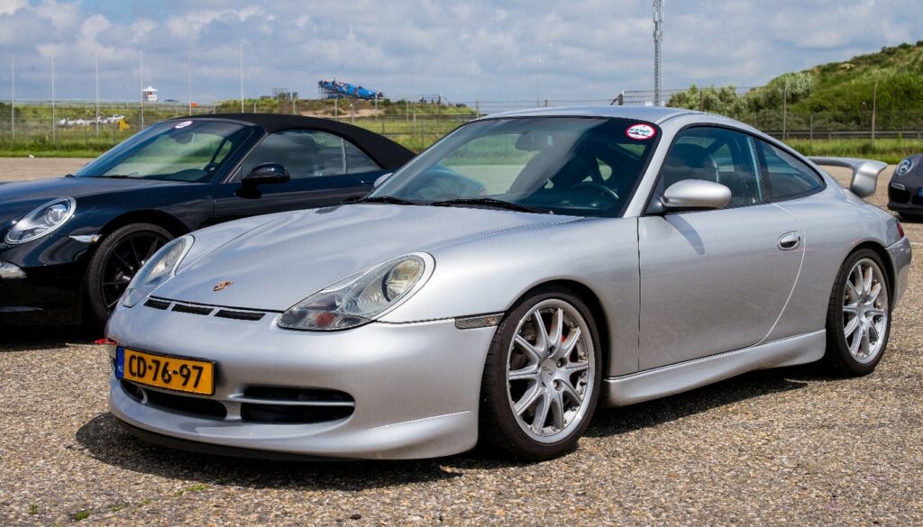 Silver Porsche 996 GT3