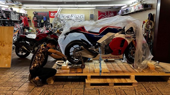 Photo of the Honda RC213V-S on arrival in Hong Kong and in the process of being unpacked by the customer - 2