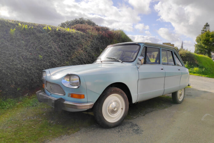 Light blue Citroën Ami 8